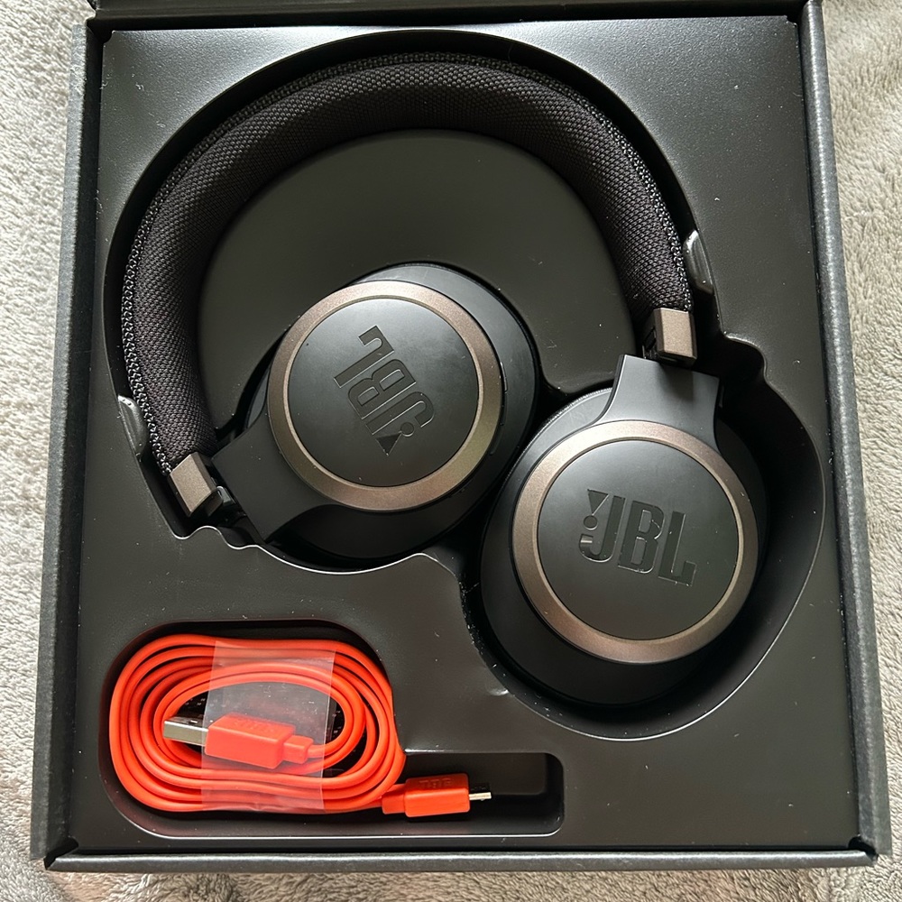 Live650BT JBL blue tooth noise cancelling headphone